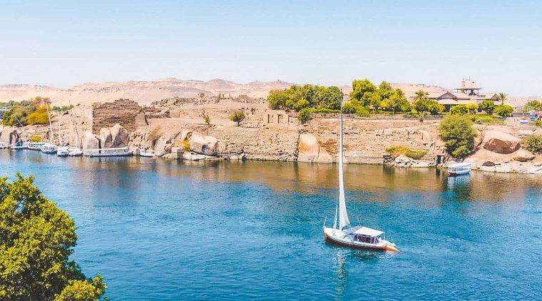 Dòng sông dài hơn 6.800 km này thuộc châu lục nào?