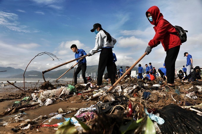 Bờ biển Quy Nhơn ngập rác sau bão số 5 ảnh 9