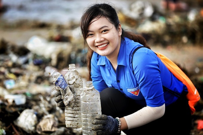 Bờ biển Quy Nhơn ngập rác sau bão số 5 ảnh 11