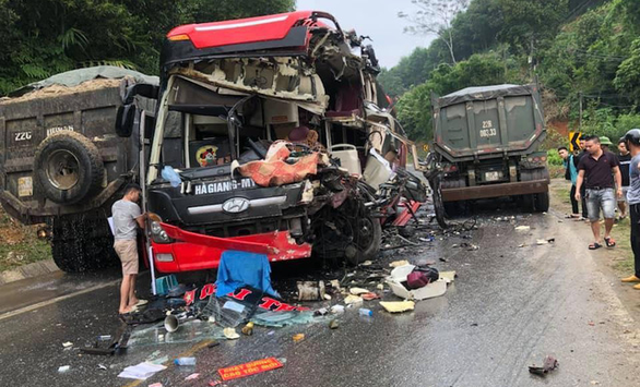 Xe khách và xe tải đối đầu nhau, 6 người nhập viện trong tình trạng hoảng loạn ảnh 1