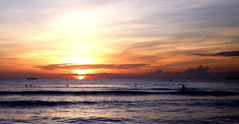 Trải nghiệm bình minh huyền ảo trên bãi biển Cửa Lò ảnh 1