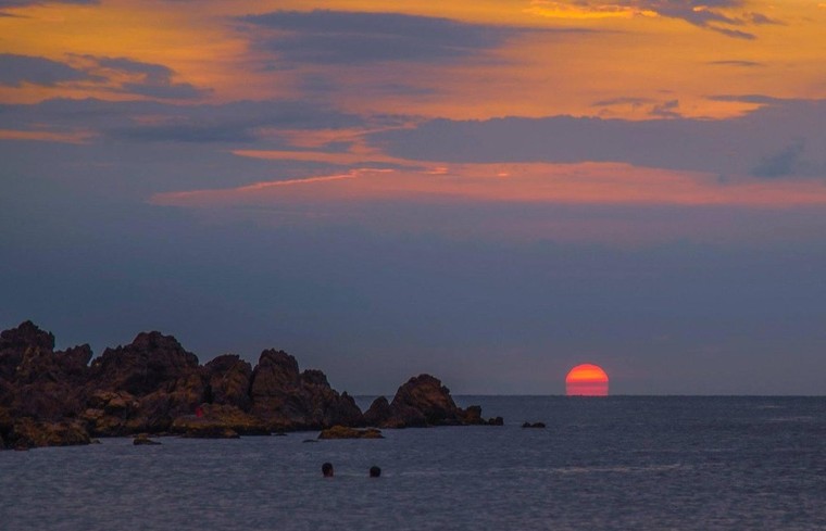 Trải nghiệm bình minh huyền ảo trên bãi biển Cửa Lò ảnh 4