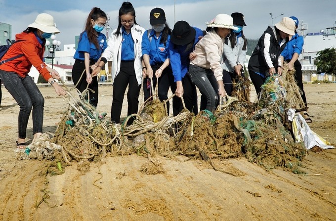 Bờ biển Quy Nhơn ngập rác sau bão số 5 ảnh 10