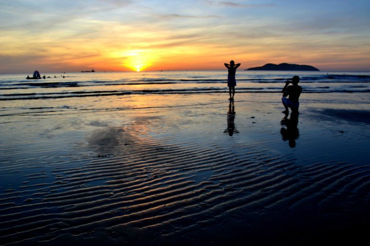Trải nghiệm bình minh huyền ảo trên bãi biển Cửa Lò ảnh 5