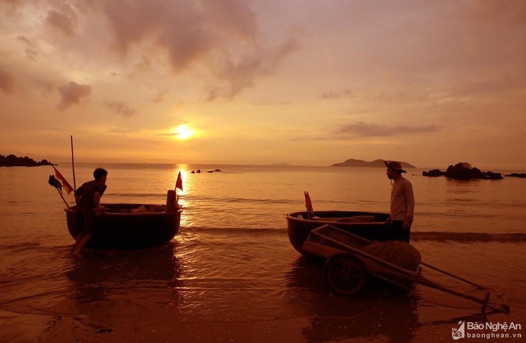 Trải nghiệm bình minh huyền ảo trên bãi biển Cửa Lò ảnh 6