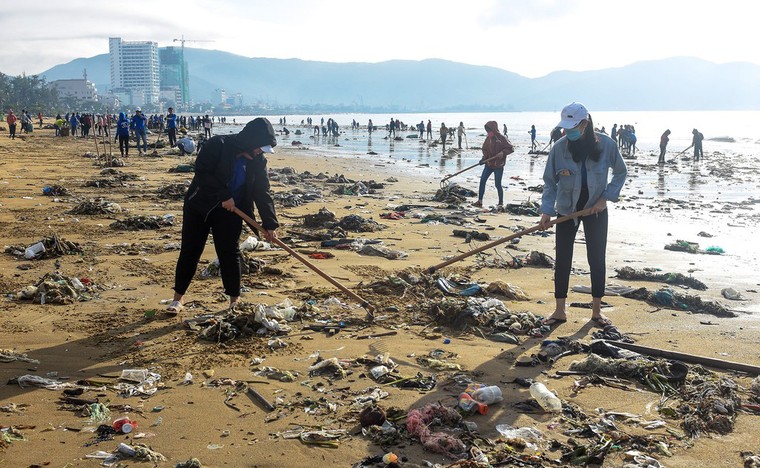 Bờ biển Quy Nhơn ngập rác sau bão số 5 ảnh 7