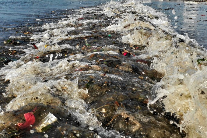 Bờ biển Quy Nhơn ngập rác sau bão số 5 ảnh 2