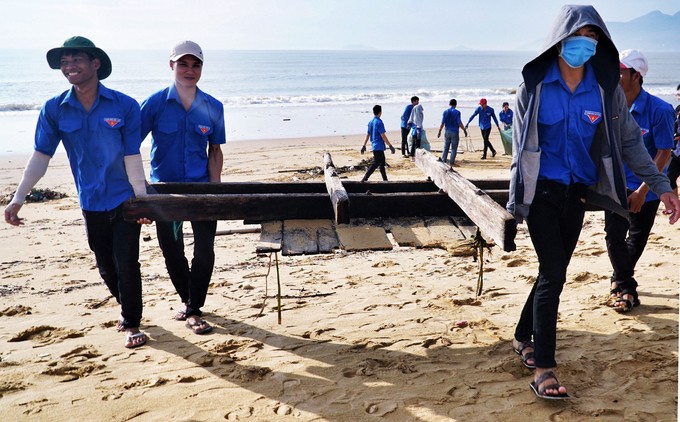 Bờ biển Quy Nhơn ngập rác sau bão số 5 ảnh 14