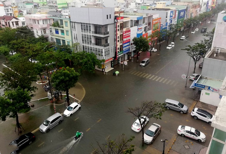 Nhiều tuyến đường ở Đà Nẵng ngập nặng do mưa lớn kéo dài ảnh 1