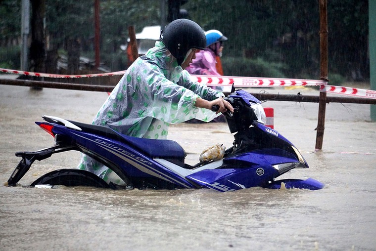 Nhiều tuyến đường ở Đà Nẵng ngập nặng do mưa lớn kéo dài ảnh 4