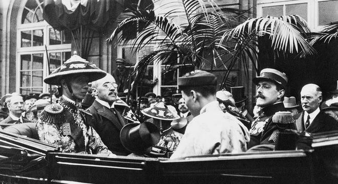 Khải Định từng tổ chức lễ gì làm ngân sách kiệt quệ?