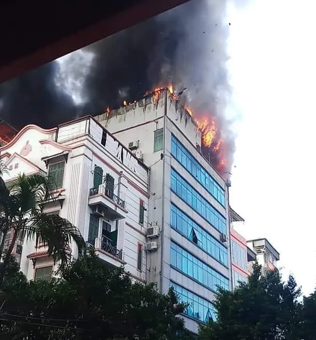 Hiện trường vụ cháy chung cư mini 8 tầng ở Hà Nội ảnh 1