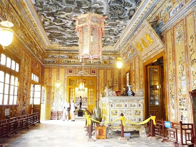 Trần của lăng Khải Định có bức tranh nổi tiếng được đặt tên gì?