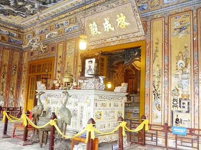 Nghệ nhân nào dùng chân vẽ bức tranh này?