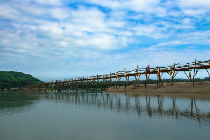 Cầu được khởi công xây dựng năm bao nhiêu?