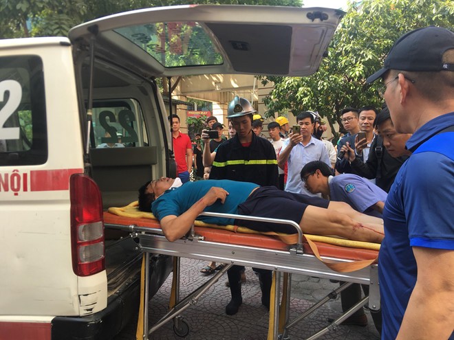 Giải cứu kịp thời cư dân kẹt trong đám cháy ở Làng quốc tế Thăng Long ảnh 3