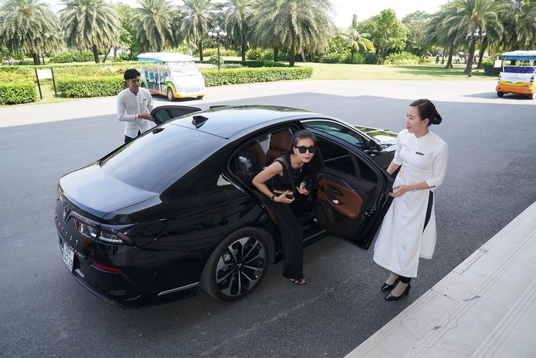 Ngô Thanh Vân rạng ngời bên xe VinFast đi dự đám cưới Đông Nhi ảnh 4