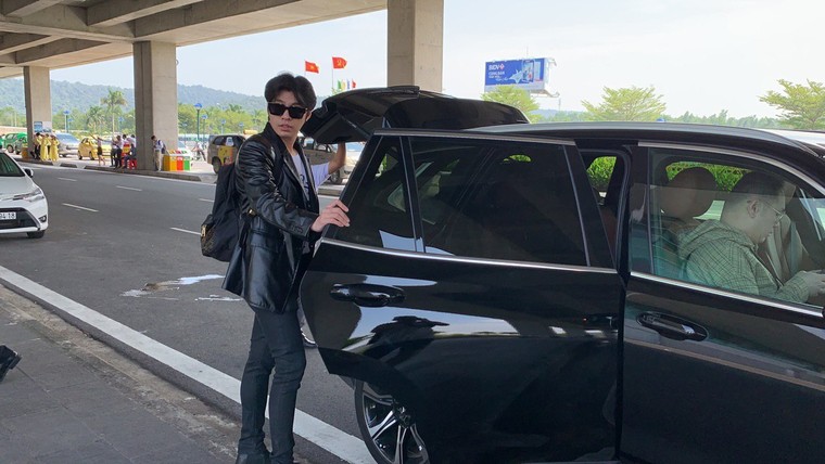 Ngô Thanh Vân rạng ngời bên xe VinFast đi dự đám cưới Đông Nhi ảnh 5