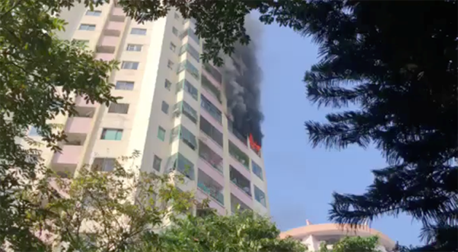 Giải cứu kịp thời cư dân kẹt trong đám cháy ở Làng quốc tế Thăng Long ảnh 2