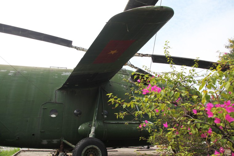 Để tăng lực nâng, các phiên bản quân sự của Mi-6 được thiết kế thêm...?