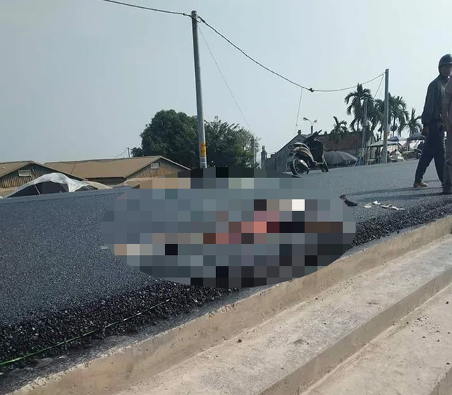 Đi bộ trên đường đang thi công, người đàn ông bị xe lu cán tử vong ảnh 1