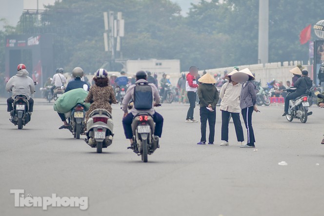 Trước trận Việt Nam - UAE: 'Chợ đen' náo nhiệt, giá vé vẫn cao gấp 4 lần ảnh 1