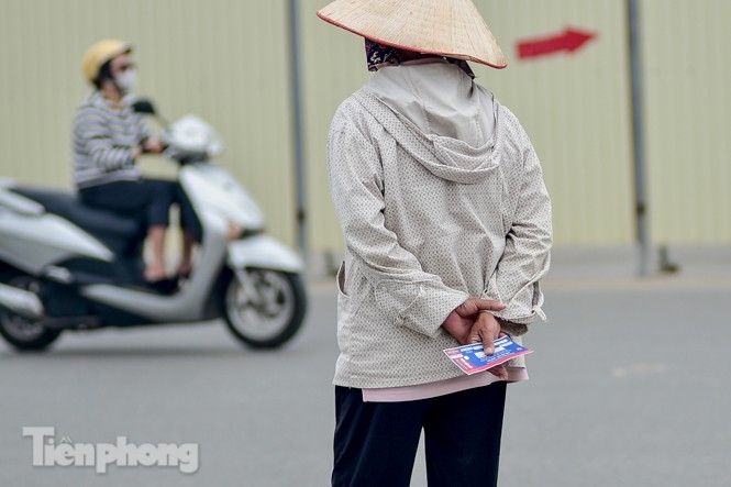 Trước trận Việt Nam - UAE: 'Chợ đen' náo nhiệt, giá vé vẫn cao gấp 4 lần ảnh 2