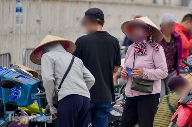 Trước trận Việt Nam - UAE: 'Chợ đen' náo nhiệt, giá vé vẫn cao gấp 4 lần ảnh 3