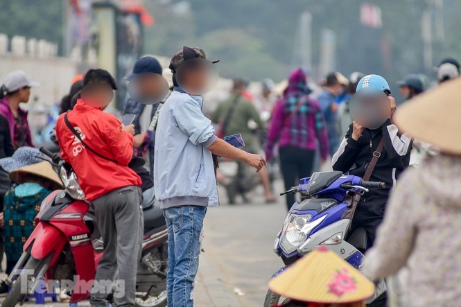 Trước trận Việt Nam - UAE: 'Chợ đen' náo nhiệt, giá vé vẫn cao gấp 4 lần ảnh 5