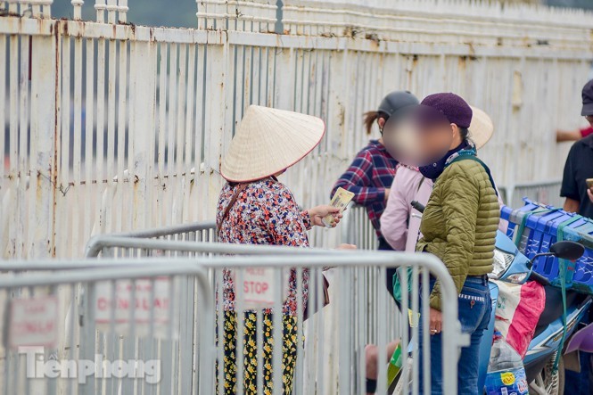 Trước trận Việt Nam - UAE: 'Chợ đen' náo nhiệt, giá vé vẫn cao gấp 4 lần ảnh 6