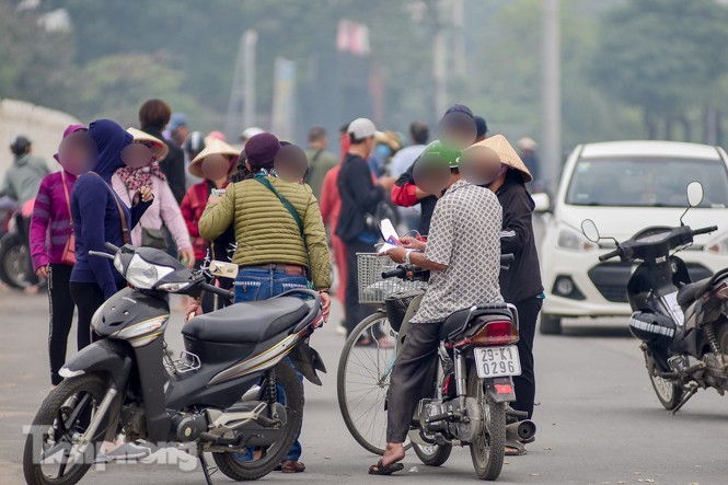 Trước trận Việt Nam - UAE: 'Chợ đen' náo nhiệt, giá vé vẫn cao gấp 4 lần ảnh 7