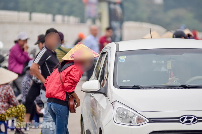 Trước trận Việt Nam - UAE: 'Chợ đen' náo nhiệt, giá vé vẫn cao gấp 4 lần ảnh 8