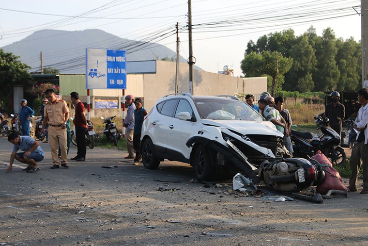 Sau tai nạn liên hoàn, một người tử vong thương tâm dưới gầm xe ben ảnh 1