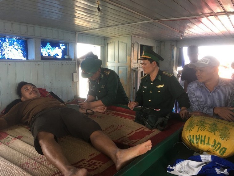 Cháy tàu cá trên biển, 7 thuyền viên may mắn được cứu ảnh 1