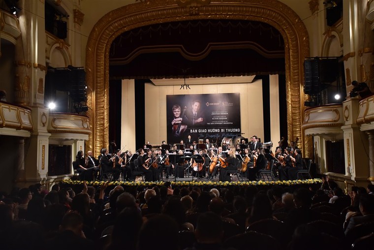 Nghệ sĩ trẻ Jonathan Swensen chinh phục khán giả Việt Nam với tiếng đàn cello ảnh 1