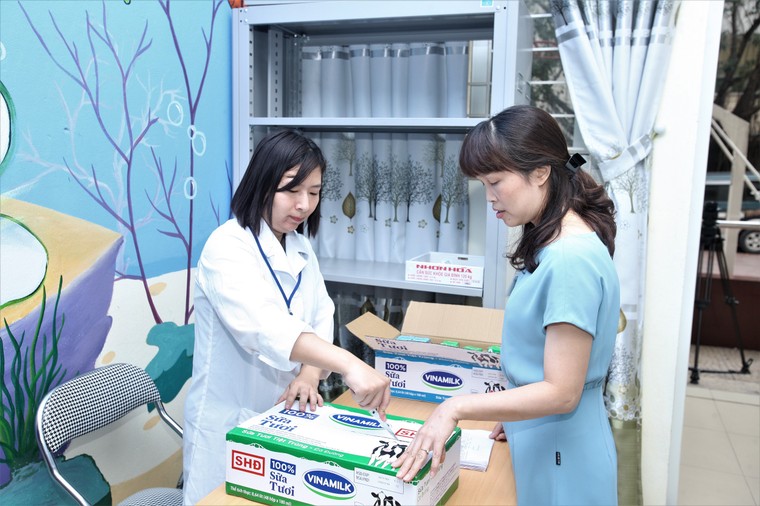 Nỗ lực thầm lặng của thầy cô vì niềm vui uống sữa của học sinh ảnh 1