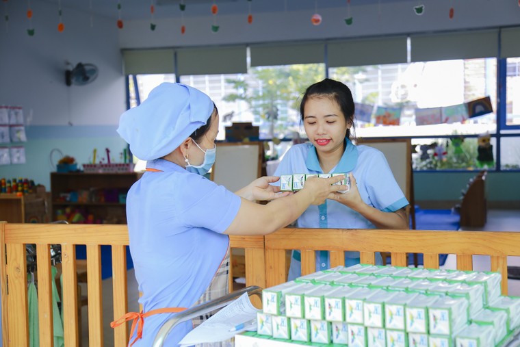 Nỗ lực thầm lặng của thầy cô vì niềm vui uống sữa của học sinh ảnh 2