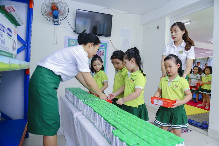 Nỗ lực thầm lặng của thầy cô vì niềm vui uống sữa của học sinh ảnh 3