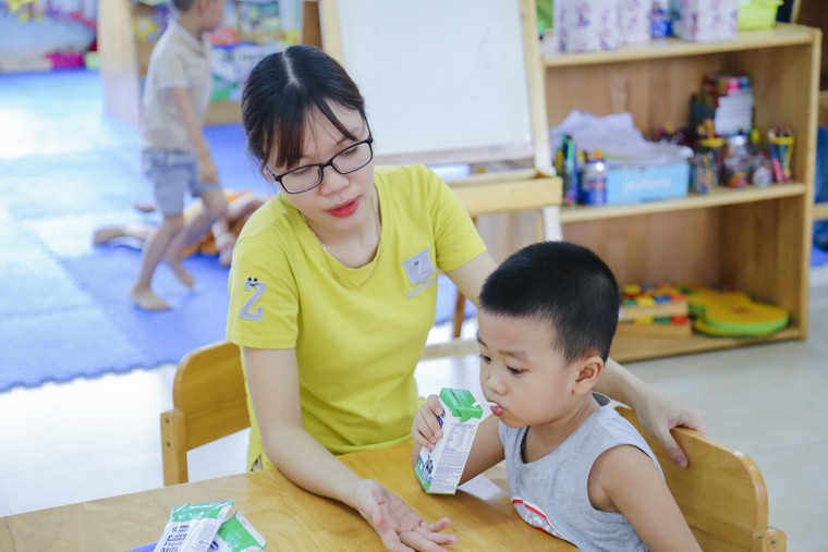 Nỗ lực thầm lặng của thầy cô vì niềm vui uống sữa của học sinh ảnh 5