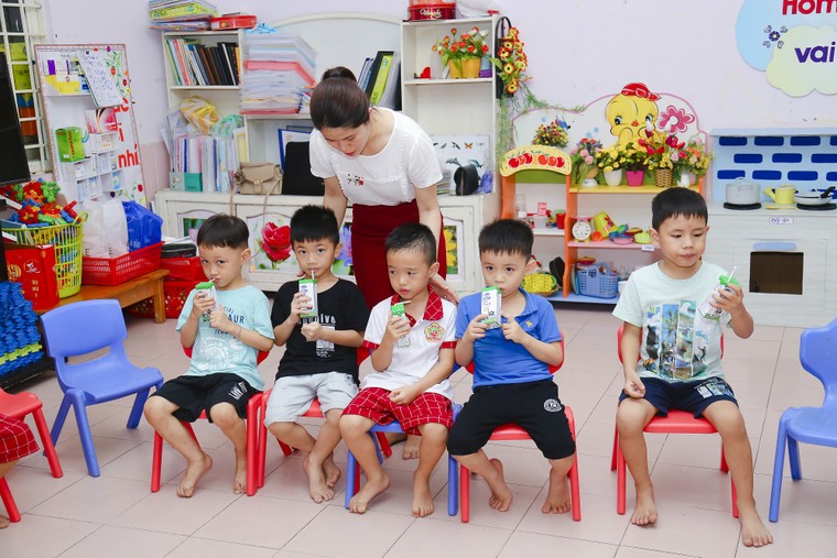Nỗ lực thầm lặng của thầy cô vì niềm vui uống sữa của học sinh ảnh 6