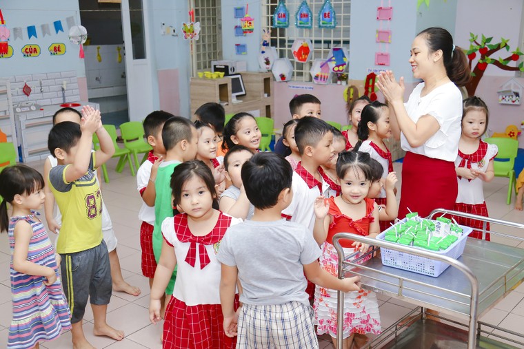 Nỗ lực thầm lặng của thầy cô vì niềm vui uống sữa của học sinh ảnh 7