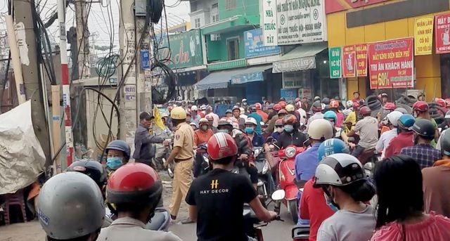 Quốc lộ kẹt xe nghiêm trọng vì người đàn ông say xỉn ngủ giữa đường ảnh 2