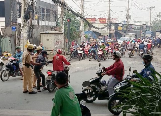 Quốc lộ kẹt xe nghiêm trọng vì người đàn ông say xỉn ngủ giữa đường ảnh 4