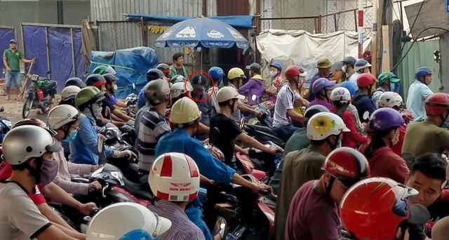 Quốc lộ kẹt xe nghiêm trọng vì người đàn ông say xỉn ngủ giữa đường ảnh 3