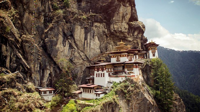 Lãnh thổ Bhutan nằm bên dãy núi nổi tiếng nào?