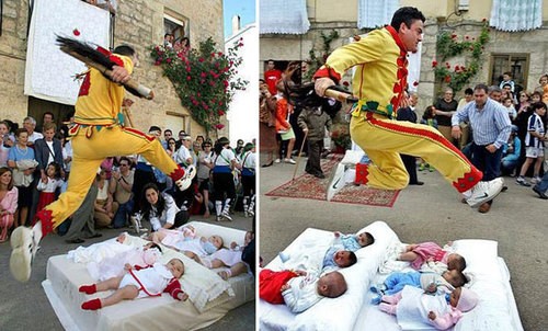 Những đứa trẻ sơ sinh tham dự lễ hội phải...?