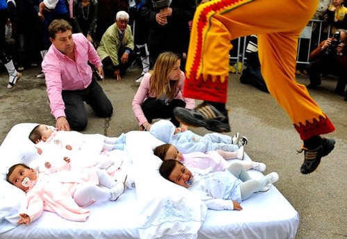 Việc nhày qua đầu em bé để làm gì?