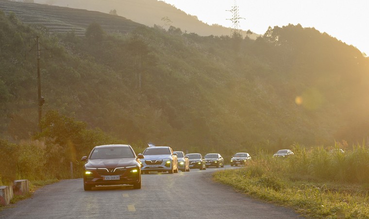 Đoàn xe 'mắt hí' chinh phục những cung đường thách thức bậc nhất địa đầu Tổ quốc ảnh 2