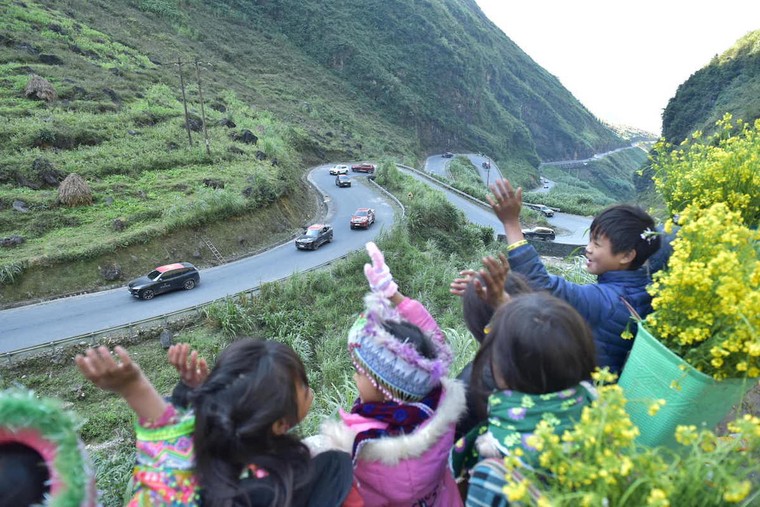 Vẻ đẹp con người rẻo cao Hà Giang qua chuyến caravan độc nhất vô nhị ảnh 3