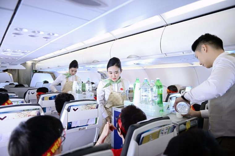 Cổ động viên Việt Nam vượt hàng ngàn km đến Manila - Philippines cổ vũ U22 Việt Nam ảnh 5